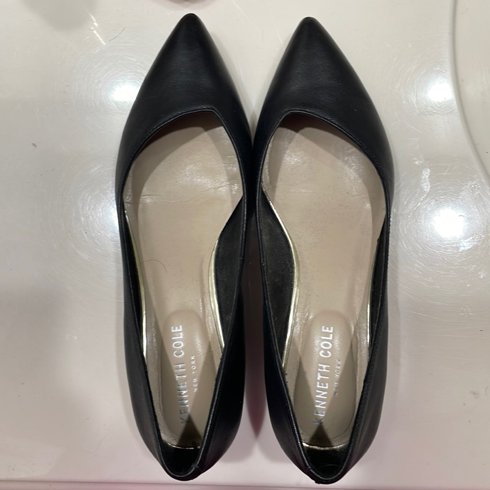 Kenneth Cole flat leather preowned